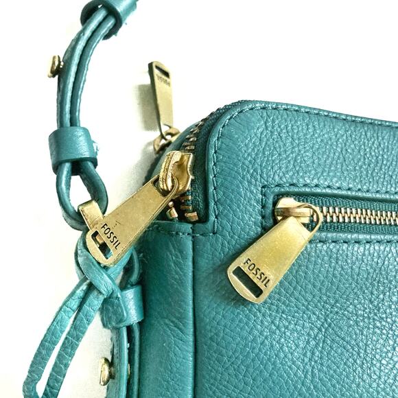 Fossil Teal Leather Crossbody Bag | Vintage Inspired | Fall City Street Style - Picture 11 of 16